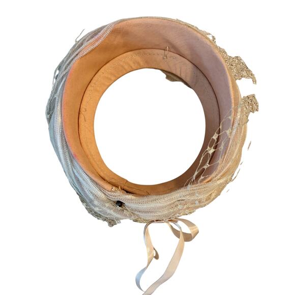 Vintage Beige Pillbox Fascinator Wedding Event Hat Lace Ribbon Trim 50's - 60's - Picture 5 of 6